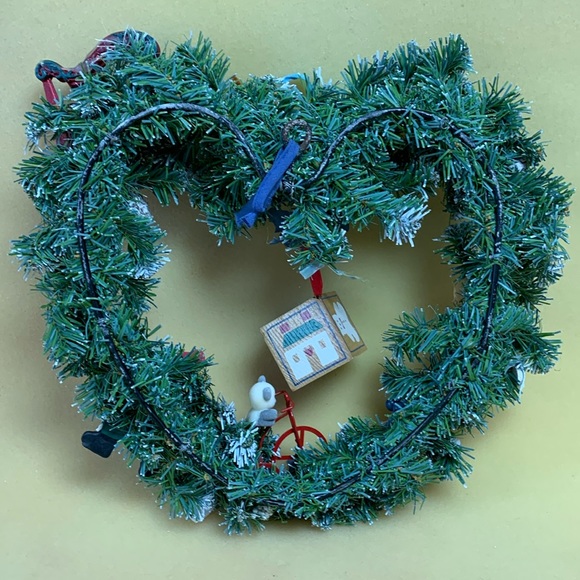 Merry Christmas Heart Wreath - Picture 8 of 8